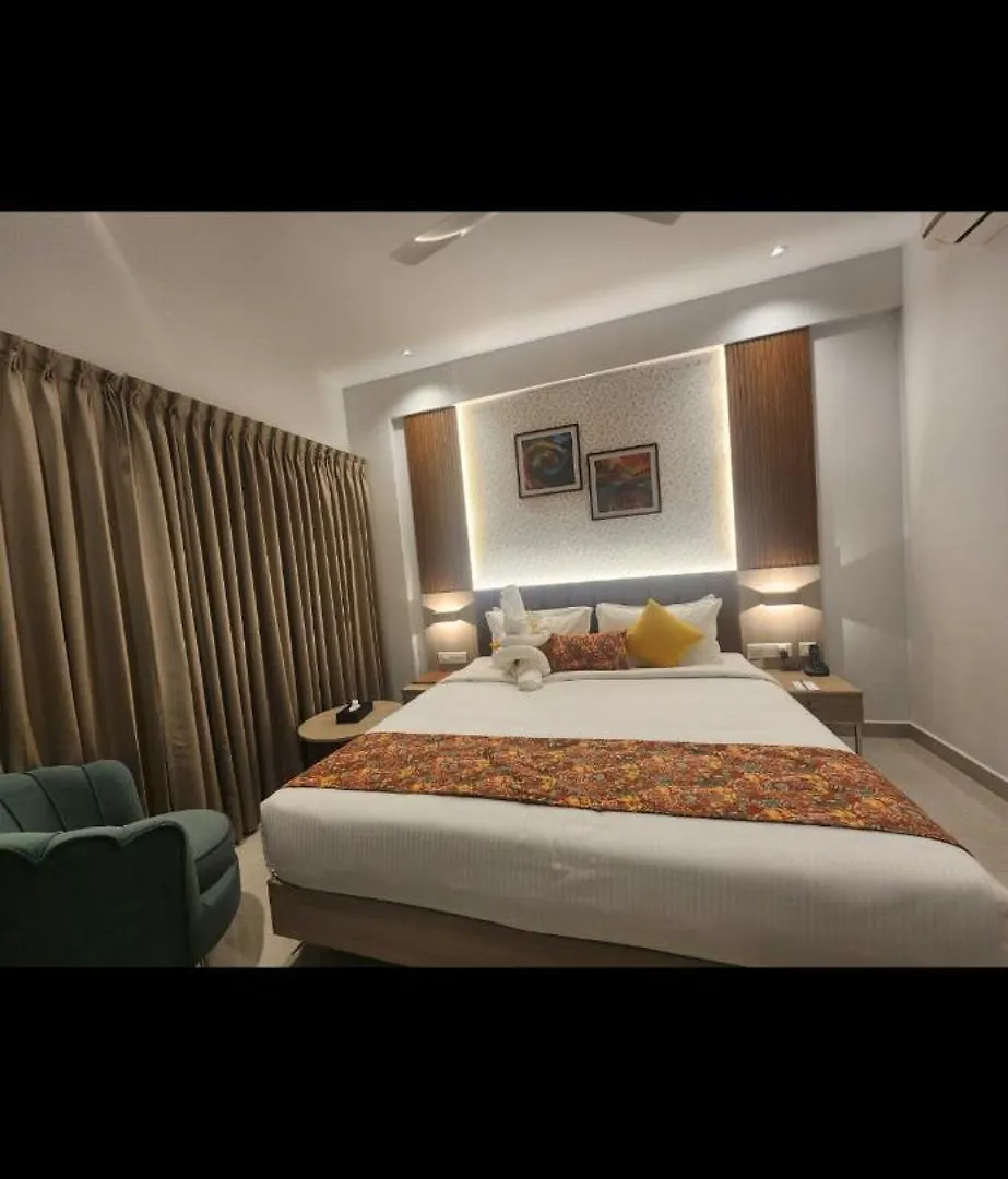 Vv'S Lakshmi Inn Thekkumkara Hotel