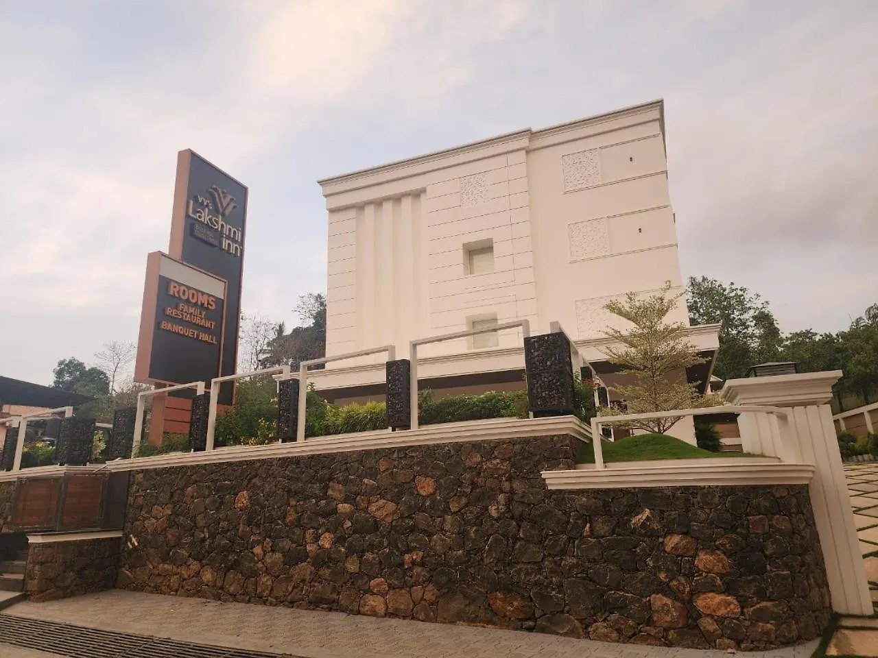 Vv'S Lakshmi Inn Thekkumkara Hotel