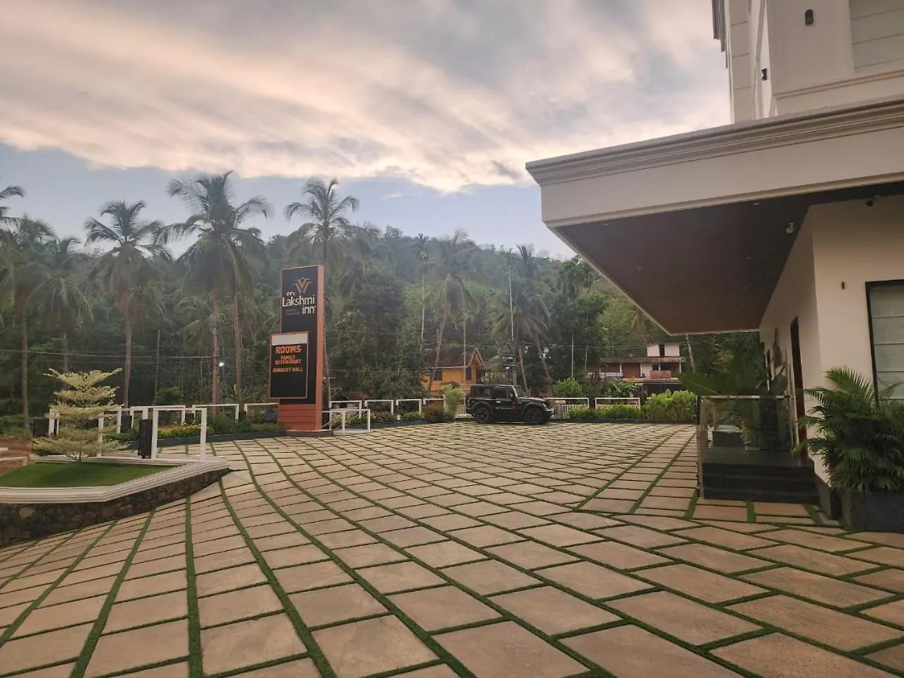 Vv'S Lakshmi Inn Thekkumkara